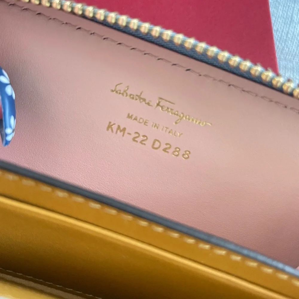 Salvatore Ferragamo Bow Cardholder - Picture 8 of 10